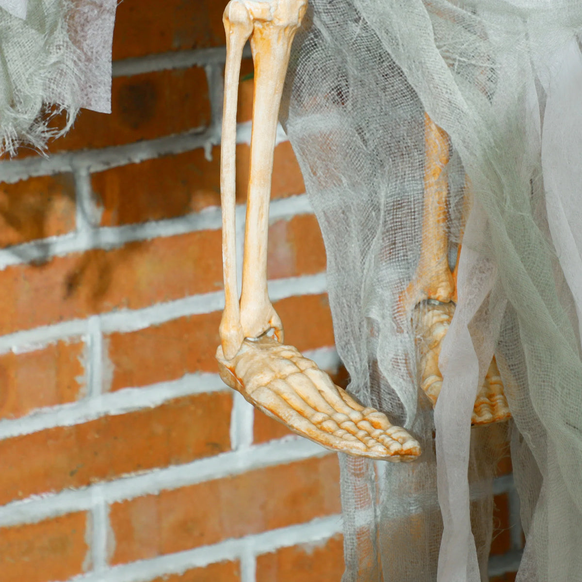 HOMCOM 3.9' Outdoor Hanging Halloween Decoration, Pumpkin Ghost, Sound Activated Prop with Light Up Eyes & Creepy Howling Sounds